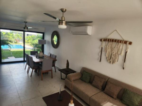 Casa de tres recamaras con alberca compartida con hermosas vistas a la jungla y cerca de todo, ruinas, cenotes, laguna, playa, con cochera privada